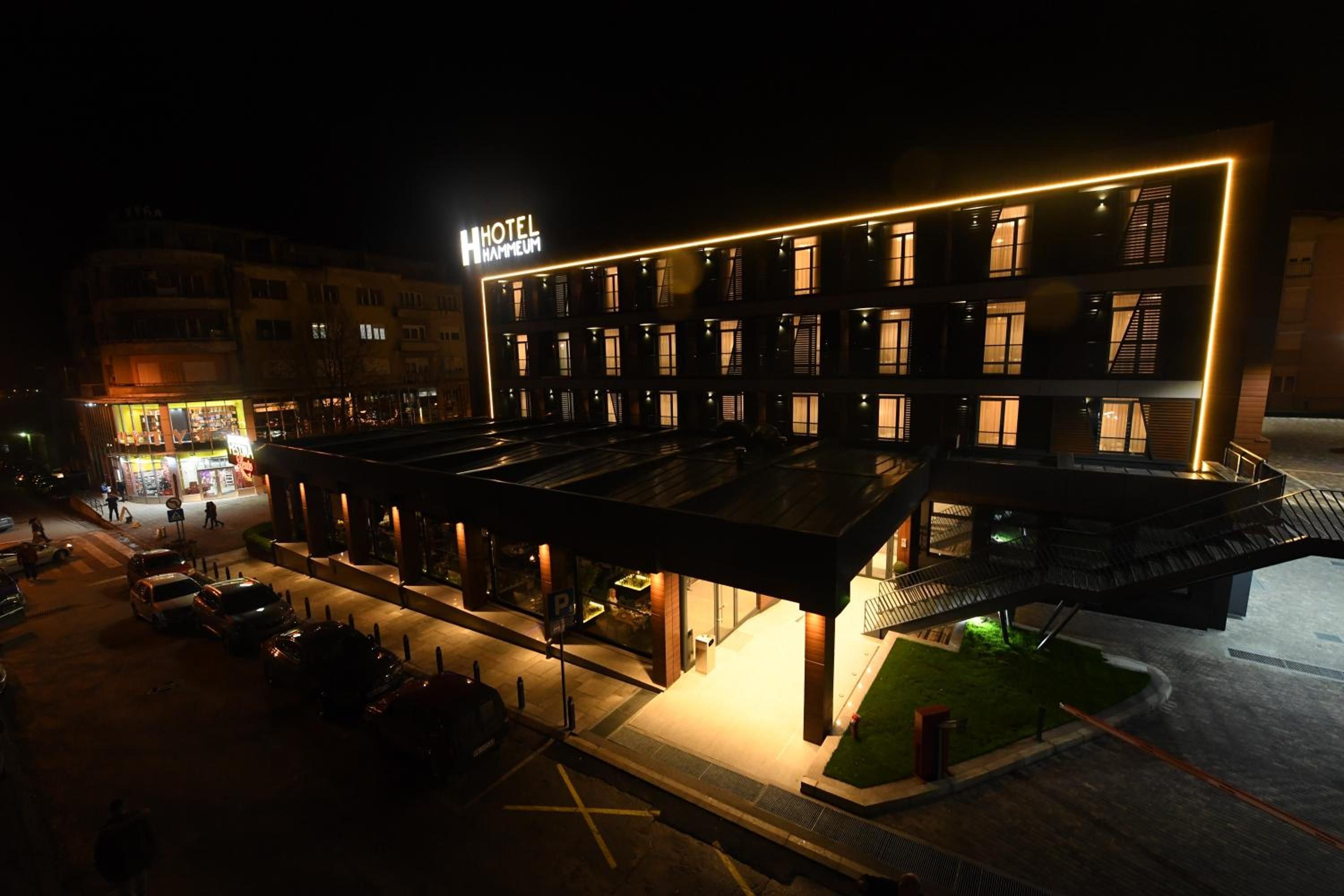 Ein Hotel mit moderner Fassade, mehreren Etagen und einem flachen Dach.