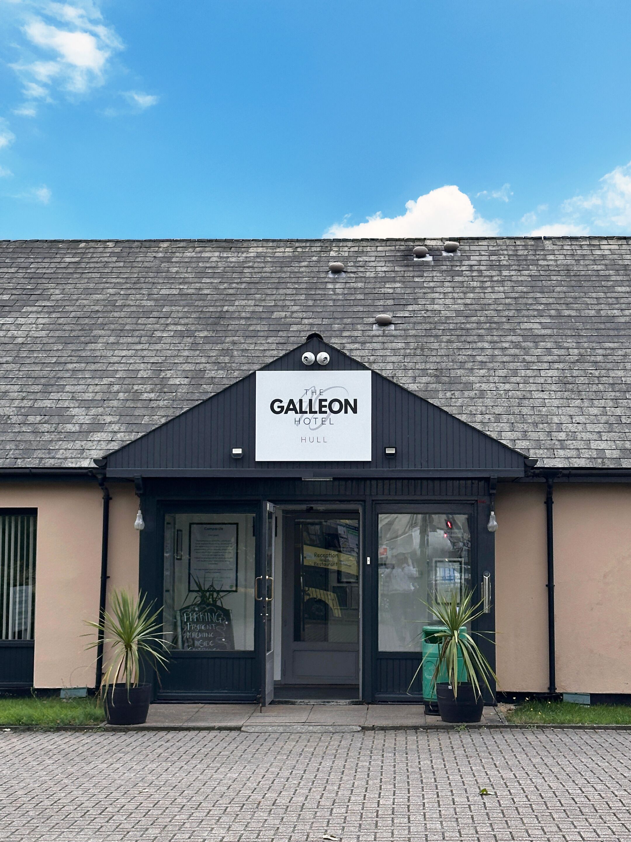 Ein Gebäude mit einem Schild, auf dem 'The Galleon Hotel Hull' steht, am Eingang.