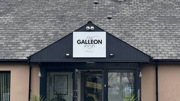 Ein Gebäude mit einem Schild, auf dem 'The Galleon Hotel Hull' steht, am Eingang.