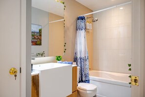 Doppia familiare, vista città | Bagno | Set di cortesia gratuito, asciugacapelli, asciugamani, sapone