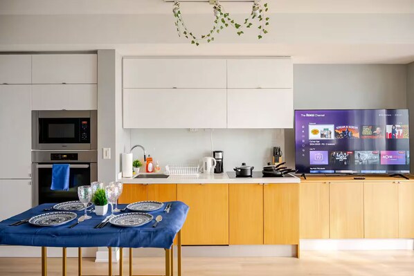 Full-size fridge, microwave, oven, stovetop - CN Tower Toronto (Toronto)