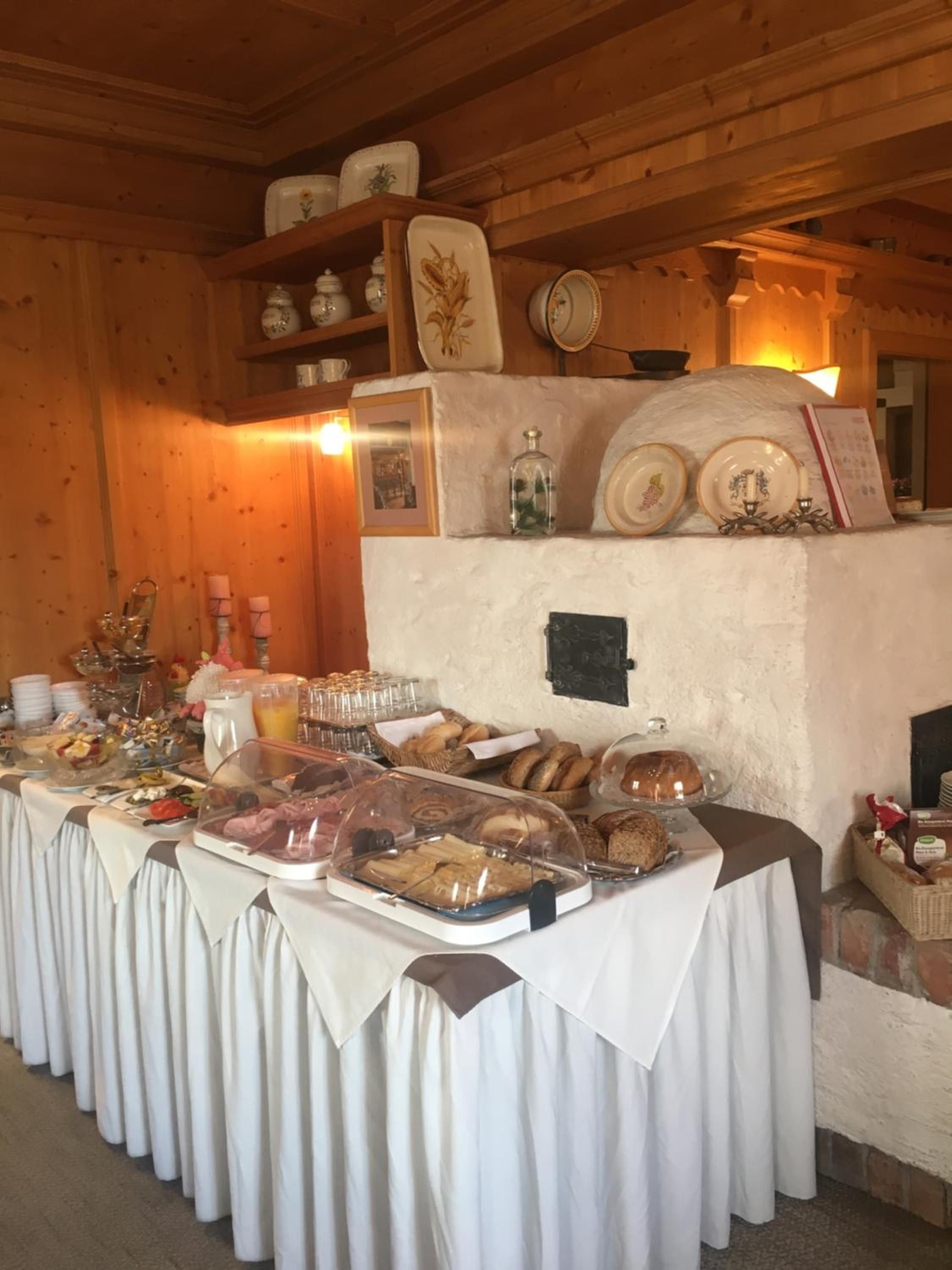 Una mesa de buffet con diversos alimentos y decoración de madera.