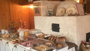Una mesa de buffet con diversos alimentos y decoración de madera.