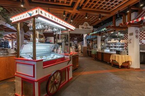 A food kiosk with a glass display case and a sign that reads 'Kaffee'. - Hotel Restaurant Sv Drast Dreilv Ndereck (Arnoldstein)