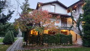 A two-story building with a balcony and a staircase. - Park Hotel Amfora (Sofia)