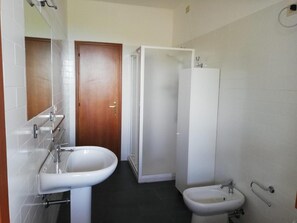 A bathroom with a sink, bidet, and a shower enclosure. - Il Castagno (Marciana)