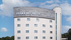 A hotel with a curved facade, multiple windows, and a sign reading 'BROWN-DOT HOTEL'. - Brown Dot Hotel Eurwangri (Incheon)