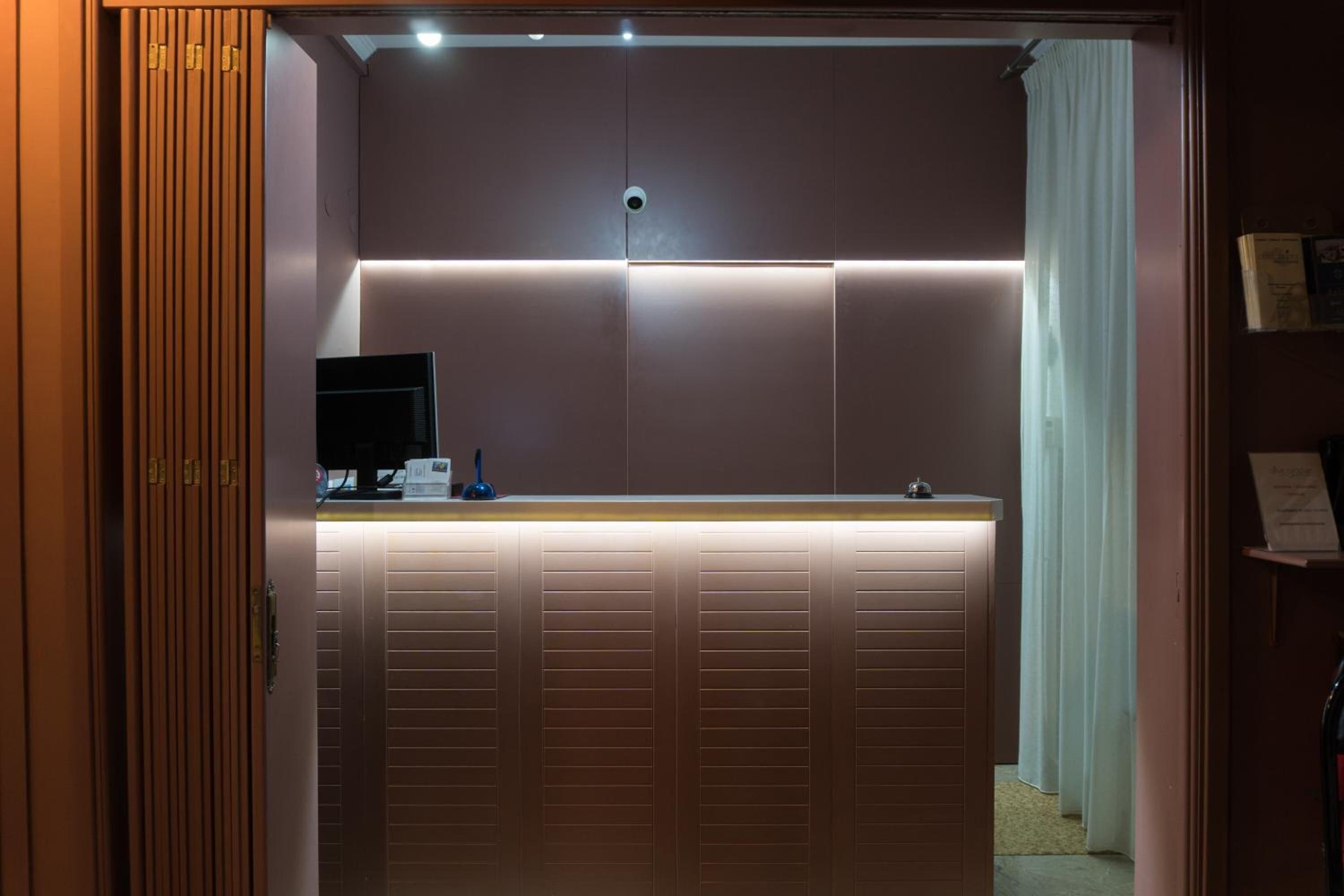 Un baño moderno con tocador, espejo y perchero.