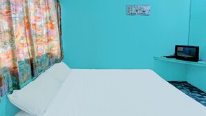 A room with a bed, a television on a stand, and a wall-mounted sign. - Spot On 92167 Jodoh Stay Syariah (Batam)
