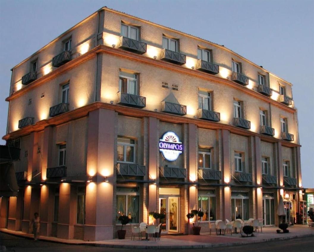 Ein mehrstöckiges Hotel mit auffälliger Beschilderung, Balkonen und Außenbereich mit Sitzgelegenheiten.