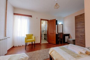 A hotel room with a bed, a chair, a desk, and a wardrobe. - Hotel Zlatni Bor (Kovačka Dolina)
