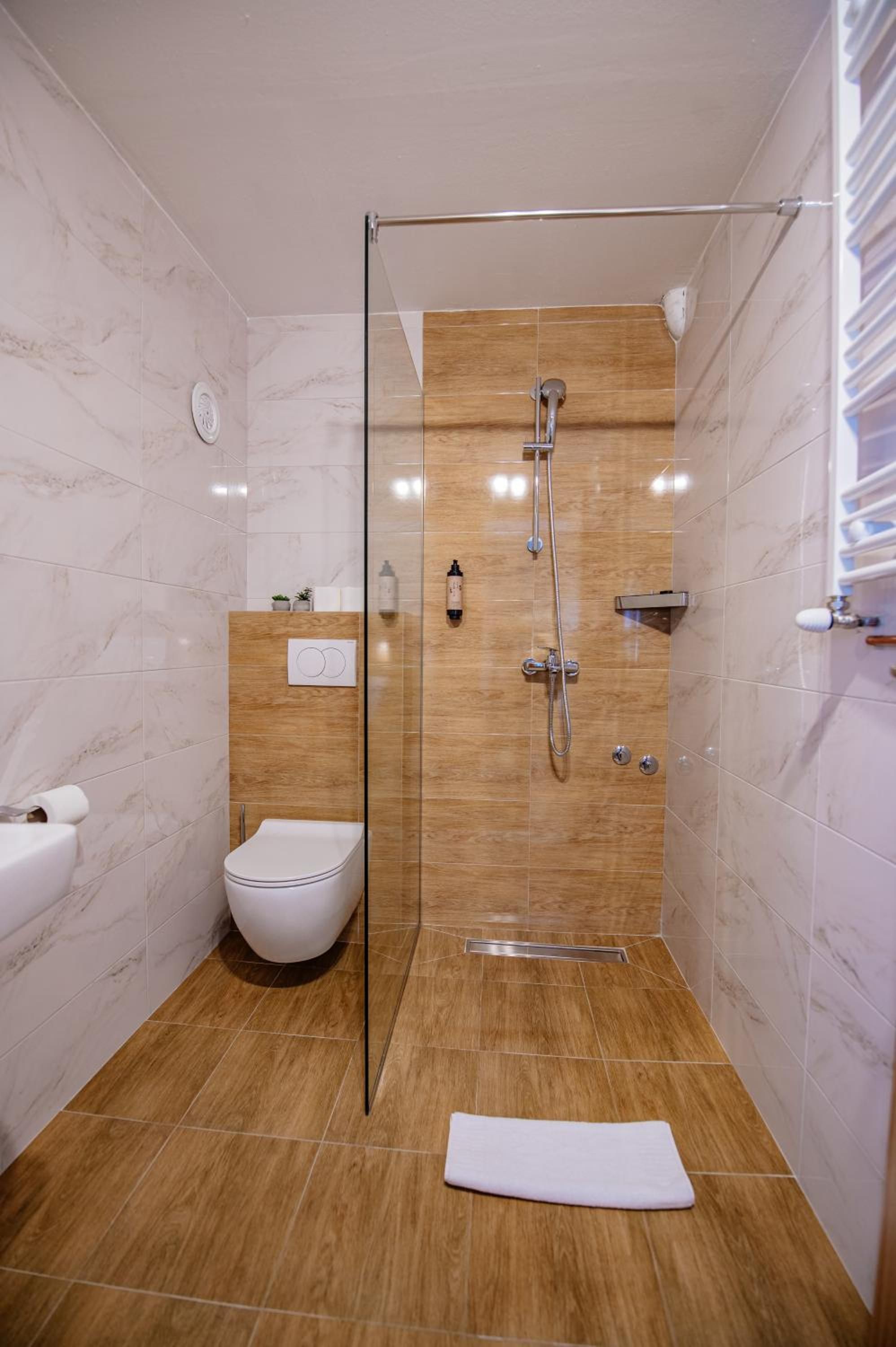 Ein modernes Badezimmer mit Duschkabine, Toilette und Waschbecken.