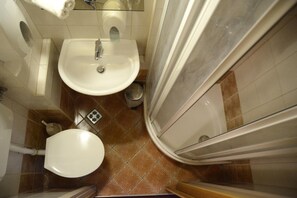 A bathroom with a sink, toilet, and shower area. - Hotel Minerva (Mosonmagyarovar)