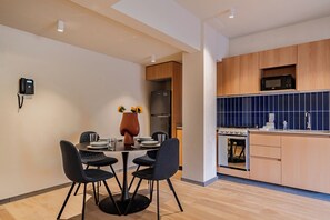 Departamento familiar | Cocina privada | Refrigerador con congelador, microondas, horno y parrilla de estufa 