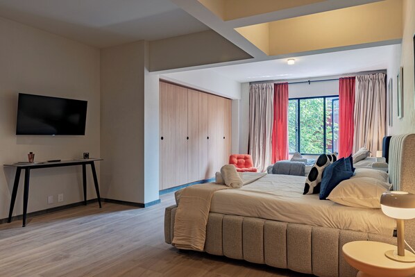 Family Apartment | Desk, laptop workspace, iron/ironing board, free WiFi