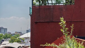 A red building with a curved structure and a glass window. - Incredible Loft in Centro walk to Zócalo (Mexico City)