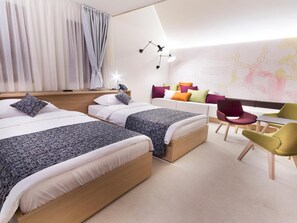 Una habitación de hotel moderna con dos camas, un escritorio y una silla.