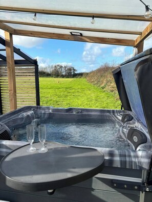Outdoor spa tub - Luxury glamping in Pembrokeshire, West Wales (Hundleton)