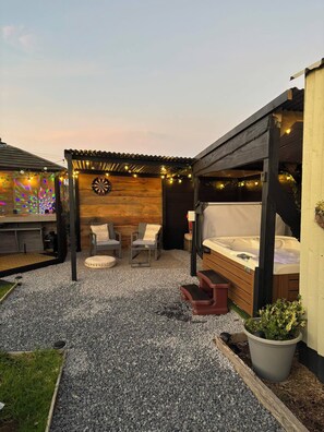 Outdoor spa tub - Luxury glamping in Pembrokeshire, West Wales (Hundleton)