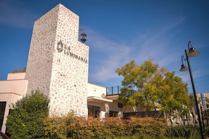 Ein Gebäude mit einer Stein-Fassade und der Aufschrift 'LUMINARIA'.