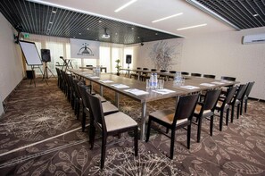 A conference room with a long table, chairs, a whiteboard, and a projector. - Hotel Babilonas (Kaunas)