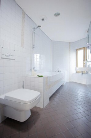 A modern bathroom with a toilet, a shower, and a sink. - Hotel Babilonas (Kaunas)