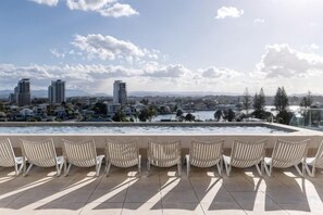 Terrassa al terrat amb gandules i vista a la ciutat.