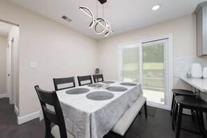 Dining - Perfect 4-bedroom house in Riverside, Missouri, near riverwalk, Airport, FIFA Sd (Riverside)