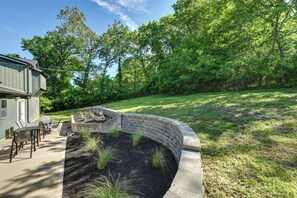 Outdoor dining - Perfect 4-bedroom house in Riverside, Missouri, near riverwalk, Airport, FIFA Sd (Riverside)