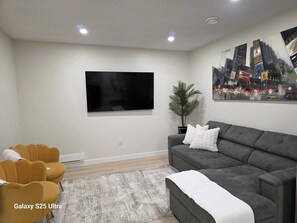 Living area - Executive luxury suite. Unit B (Regina)