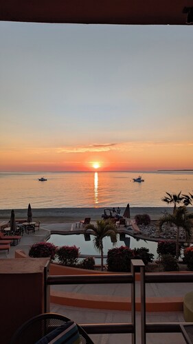  Beachfront Oasis: Villa de Cortez Studio 1204
Prime location. Luxurious Condo.