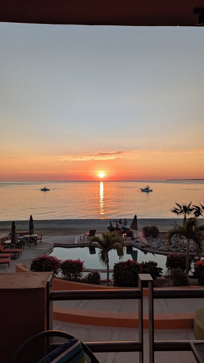  Beachfront Oasis: Villa de Cortez Studio 1204
Prime location. Luxurious Condo.