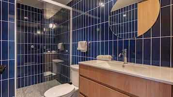 Apartemen Standar | Kamar mandi | Shower, perlengkapan mandi gratis, handuk, dan sabun