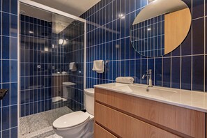 Appartement Standard | Salle de bain | Douche, articles de toilette (gratuits), serviettes fournies, savon