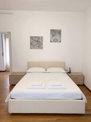 Tabla de planchar con plancha, wifi y ropa de cama 