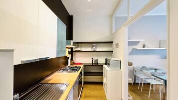 Kühlschrank, Mikrowelle, Ofen, Geschirrspüler
