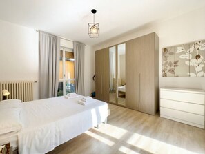Room - Vrbo Property (Sesto Calende)