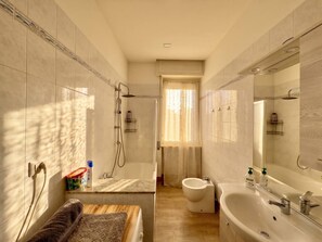 Bathroom - Vrbo Property (Sesto Calende)