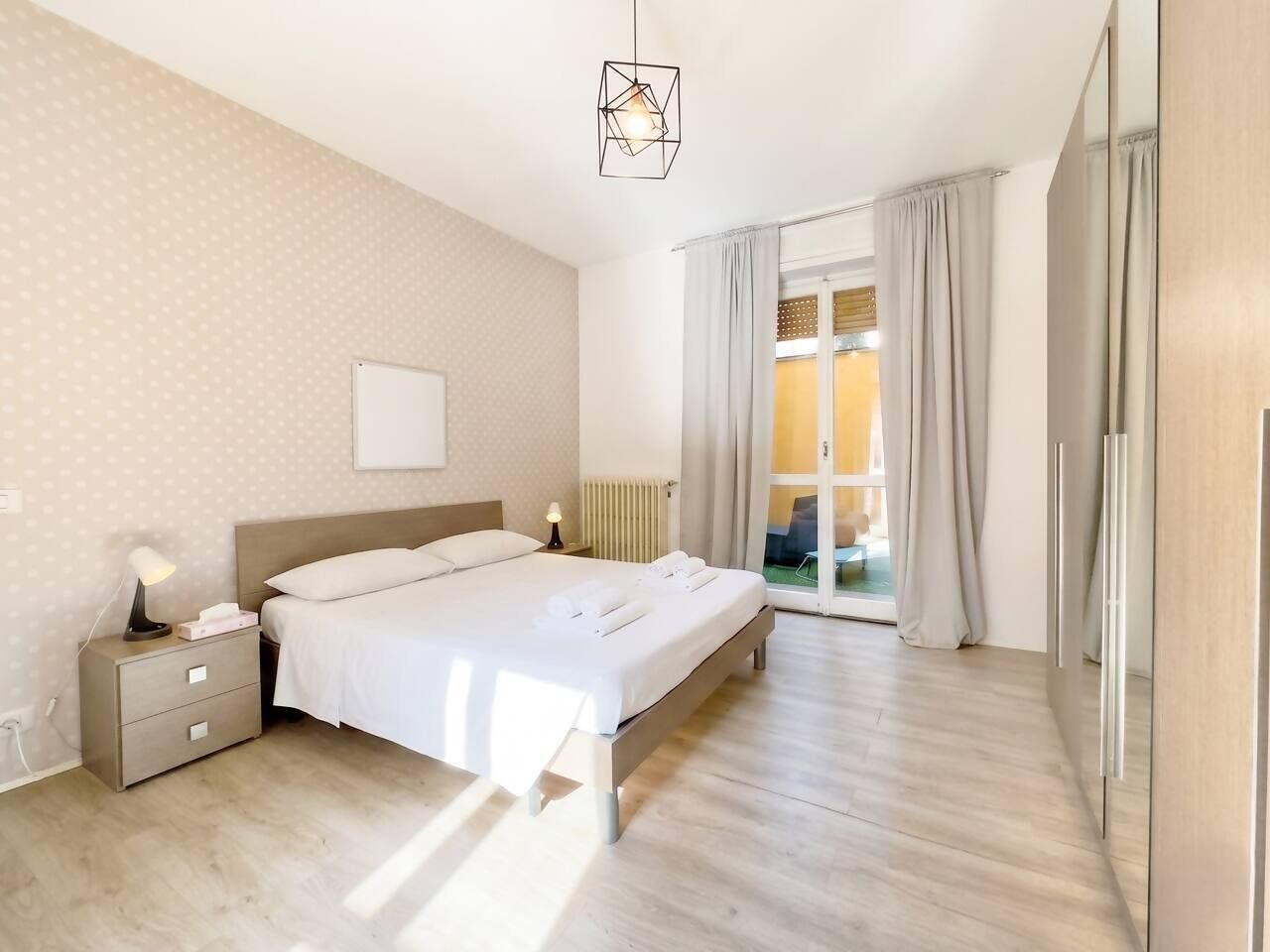 Ferros/tábuas de passar roupa, berço de viagem, Wi-Fi, roupa de cama