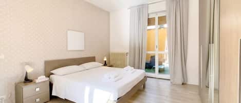 Iron/ironing board, travel cot, WiFi, bed sheets