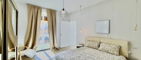 Desk, iron/ironing board, WiFi, bed sheets