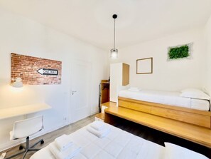 Una scrivania, ferro/asse da stiro, Wi-Fi, lenzuola