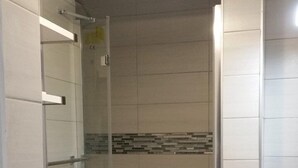 Unclassified image, 2 of 11, button - Location d'un studio cabine pour 4 personnes face mer, centre ville. (LE LAVANDOU)