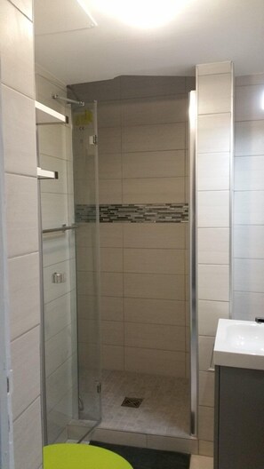 Hair dryer - Location d'un studio cabine pour 4 personnes face mer, centre ville. (LE LAVANDOU)