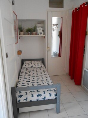 1 bedroom, free WiFi - Location d'un studio cabine pour 4 personnes face mer, centre ville. (LE LAVANDOU)