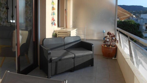Unclassified image, 1 of 11, button - Location d'un studio cabine pour 4 personnes face mer, centre ville. (LE LAVANDOU)
