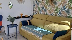 Unclassified image, 4 of 11, button - Location d'un studio cabine pour 4 personnes face mer, centre ville. (LE LAVANDOU)