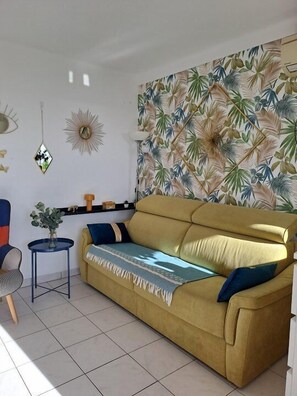 Living area - Location d'un studio cabine pour 4 personnes face mer, centre ville. (LE LAVANDOU)