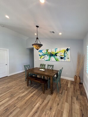 Dining - Marlin Beach 3-bedroom house in Islamorada with private hot tub and beach access (Islamorada)