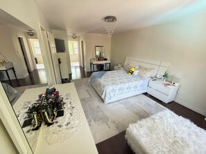 Room - Modern Pool Retreat | 5 mins to Airport | Full House (Toronto)